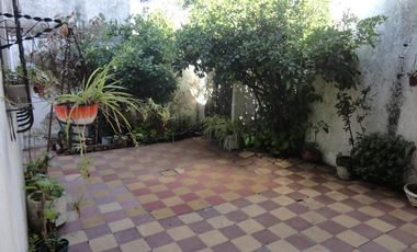 Casa de 2 dorm c/garage y fondo libre. Lanús Este.
