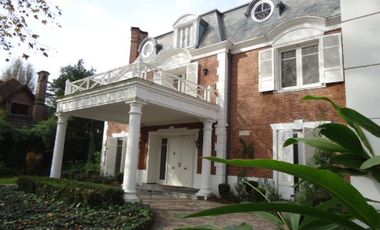 Venta con Renta  Imponente Casa en Lomas de San Isidro 10 ambientes