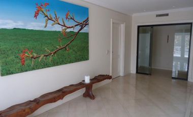 Venta con Renta  Imponente Casa en Lomas de San Isidro 10 ambientes