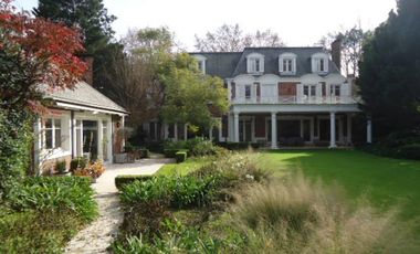 Venta con Renta  Imponente Casa en Lomas de San Isidro 10 ambientes