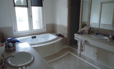 Venta con Renta  Imponente Casa en Lomas de San Isidro 10 ambientes