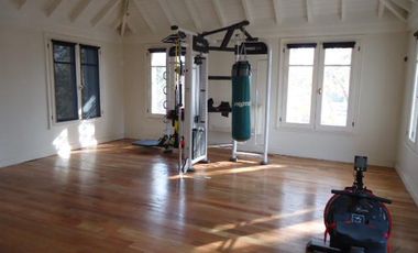 Venta con Renta  Imponente Casa en Lomas de San Isidro 10 ambientes