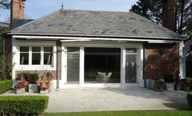 Venta con Renta  Imponente Casa en Lomas de San Isidro 10 ambientes