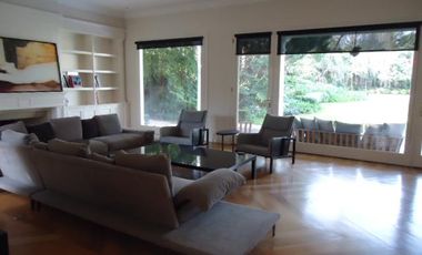 Venta con Renta  Imponente Casa en Lomas de San Isidro 10 ambientes