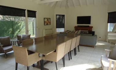 Venta con Renta  Imponente Casa en Lomas de San Isidro 10 ambientes