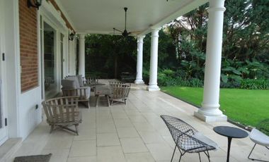 Venta con Renta  Imponente Casa en Lomas de San Isidro 10 ambientes