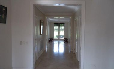 Venta con Renta  Imponente Casa en Lomas de San Isidro 10 ambientes