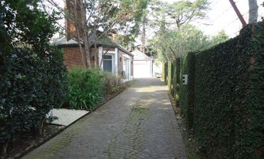 Venta con Renta  Imponente Casa en Lomas de San Isidro 10 ambientes