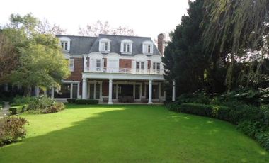 Venta con Renta  Imponente Casa en Lomas de San Isidro 10 ambientes