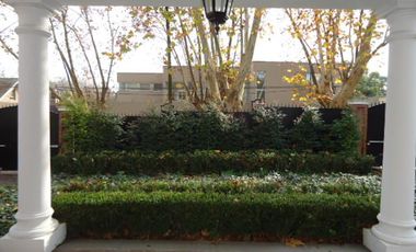 Venta con Renta  Imponente Casa en Lomas de San Isidro 10 ambientes