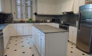 Venta con Renta  Imponente Casa en Lomas de San Isidro 10 ambientes