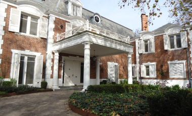 Venta con Renta  Imponente Casa en Lomas de San Isidro 10 ambientes