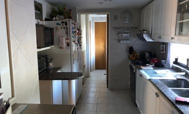 Departamento de 5 ambientes con cochera y dependencia de servicio en venta en La Lucila