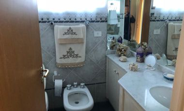 Departamento de 5 ambientes con cochera y dependencia de servicio en venta en La Lucila