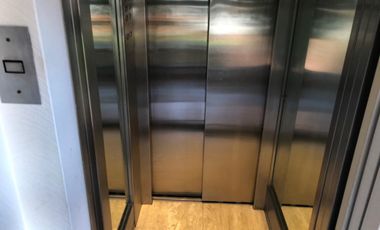 Departamento de 5 ambientes con cochera y dependencia de servicio en venta en La Lucila