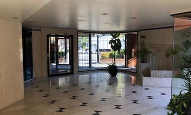 Departamento de 5 ambientes con cochera y dependencia de servicio en venta en La Lucila