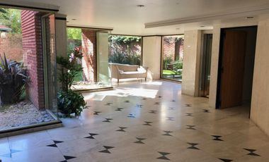 Departamento de 5 ambientes con cochera y dependencia de servicio en venta en La Lucila