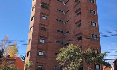 Departamento de 5 ambientes con cochera y dependencia de servicio en venta en La Lucila