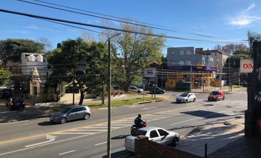 Departamento de 5 ambientes con cochera y dependencia de servicio en venta en La Lucila