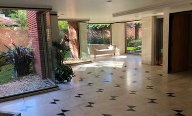 Departamento de 5 ambientes con cochera y dependencia de servicio en venta en La Lucila