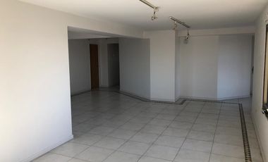 Departamento de 5 ambientes con cochera y dependencia de servicio en venta en La Lucila