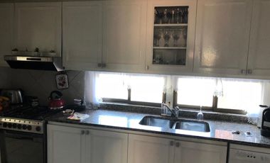 Departamento de 5 ambientes con cochera y dependencia de servicio en venta en La Lucila