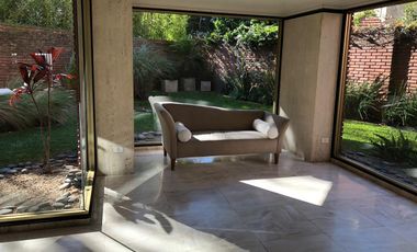 Departamento de 5 ambientes con cochera y dependencia de servicio en venta en La Lucila