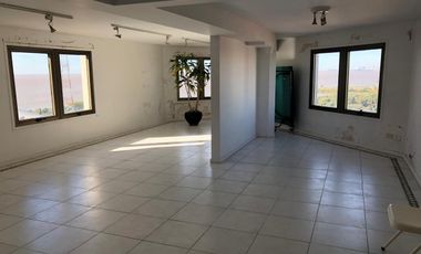 Departamento de 5 ambientes con cochera y dependencia de servicio en venta en La Lucila