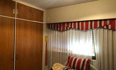 Departamento de 5 ambientes con cochera y dependencia de servicio en venta en La Lucila