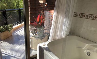 Departamento de 5 ambientes con cochera y dependencia de servicio en venta en La Lucila