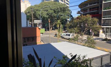 Departamento de 5 ambientes con cochera y dependencia de servicio en venta en La Lucila