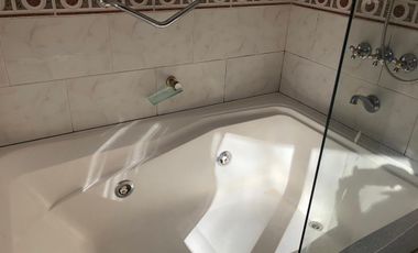 Departamento de 5 ambientes con cochera y dependencia de servicio en venta en La Lucila