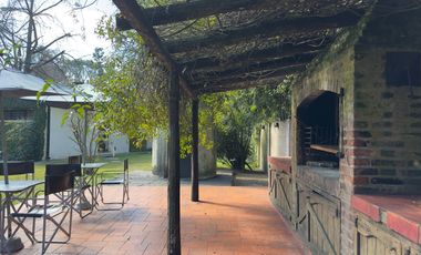 Casa en venta-Los Naranjos-2.900m Lote-Pileta-5 Amb.