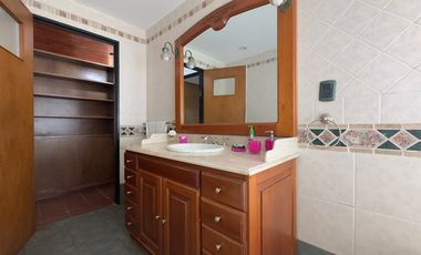 Casa en venta-Los Naranjos-2.900m Lote-Pileta-5 Amb.