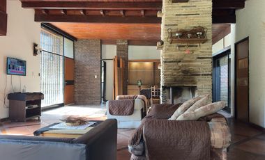 Casa en venta-Los Naranjos-2.900m Lote-Pileta-5 Amb.