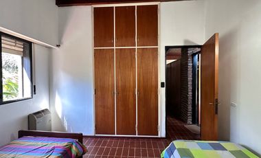Casa en venta-Los Naranjos-2.900m Lote-Pileta-5 Amb.