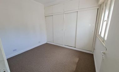 RETASADO. Amplio departamento (tipo casa) de 4 AMB en excelente ubicación.-Banfield E