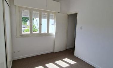 RETASADO. Amplio departamento (tipo casa) de 4 AMB en excelente ubicación.-Banfield E