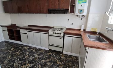 RETASADO. Amplio departamento (tipo casa) de 4 AMB en excelente ubicación.-Banfield E