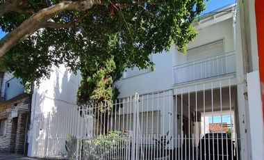 RETASADO. Amplio departamento (tipo casa) de 4 AMB en excelente ubicación.-Banfield E