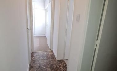 RETASADO. Amplio departamento (tipo casa) de 4 AMB en excelente ubicación.-Banfield E