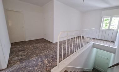 RETASADO. Amplio departamento (tipo casa) de 4 AMB en excelente ubicación.-Banfield E