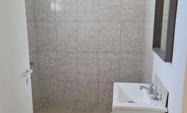 RETASADO. Amplio departamento (tipo casa) de 4 AMB en excelente ubicación.-Banfield E