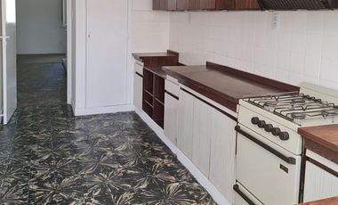 RETASADO. Amplio departamento (tipo casa) de 4 AMB en excelente ubicación.-Banfield E