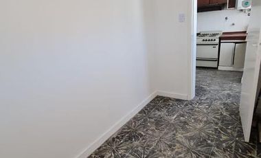 RETASADO. Amplio departamento (tipo casa) de 4 AMB en excelente ubicación.-Banfield E
