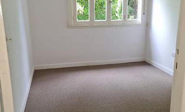 RETASADO. Amplio departamento (tipo casa) de 4 AMB en excelente ubicación.-Banfield E