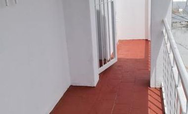 RETASADO. Amplio departamento (tipo casa) de 4 AMB en excelente ubicación.-Banfield E