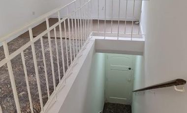 RETASADO. Amplio departamento (tipo casa) de 4 AMB en excelente ubicación.-Banfield E