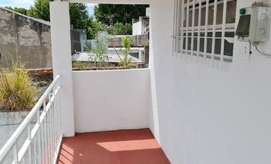 RETASADO. Amplio departamento (tipo casa) de 4 AMB en excelente ubicación.-Banfield E