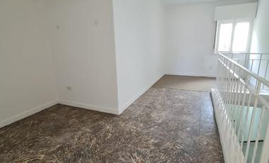 RETASADO. Amplio departamento (tipo casa) de 4 AMB en excelente ubicación.-Banfield E